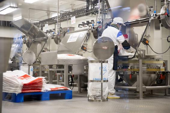 杨国福麻辣烫的商业传奇：从地下室开到全球的麻辣烫(图2)