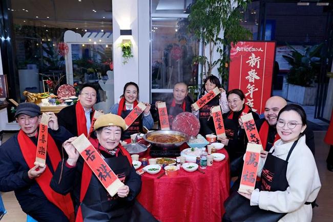 九游娱乐文化：幸福年·一家亲！成都温江这顿年夜饭从胃“暖”到心(图1)