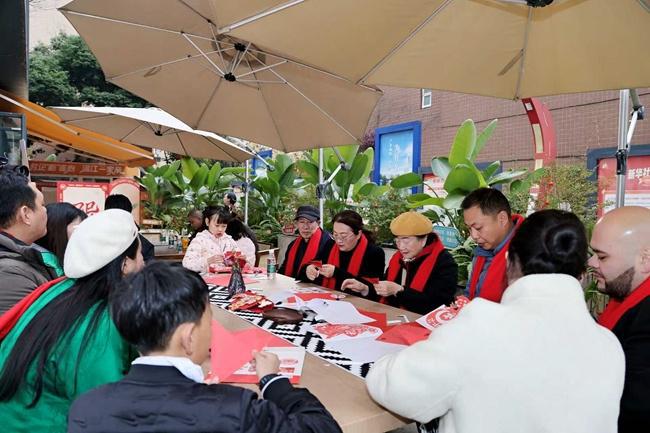 九游娱乐文化：幸福年·一家亲！成都温江这顿年夜饭从胃“暖”到心(图2)