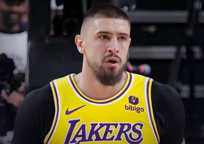 九游娱乐：湖人一签一裁！2米13中锋顶替伍德东皇领衔新15+3阵容冲冠(图1)