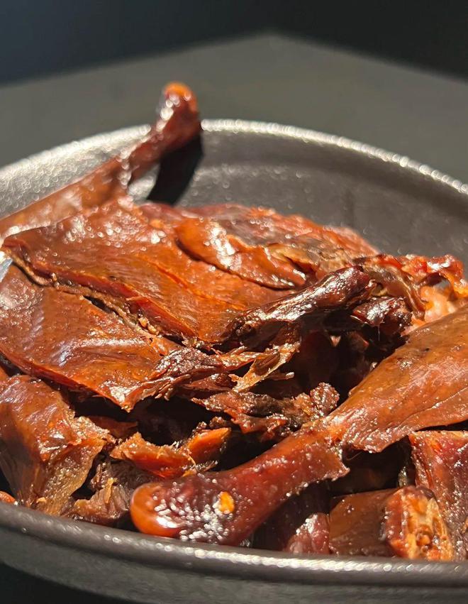 江苏酱板鸭：肉质鲜嫩酱香浓郁(图1)