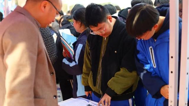 四川省2025年高职单招宣传咨询活动（广元利州站）在广元职高举行(图1)