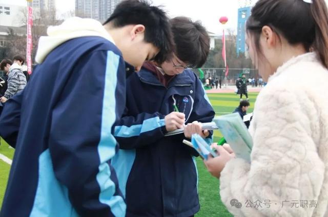 四川省2025年高职单招宣传咨询活动（广元利州站）在广元职高举行(图3)