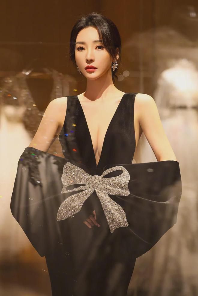 柳岩既敢“脱”又敢“穿”是不少宅男心目中的“春天脚步”……(图5)