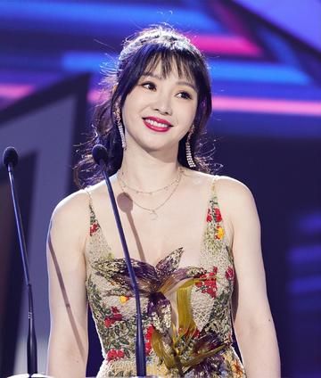 柳岩既敢“脱”又敢“穿”是不少宅男心目中的“春天脚步”……(图3)