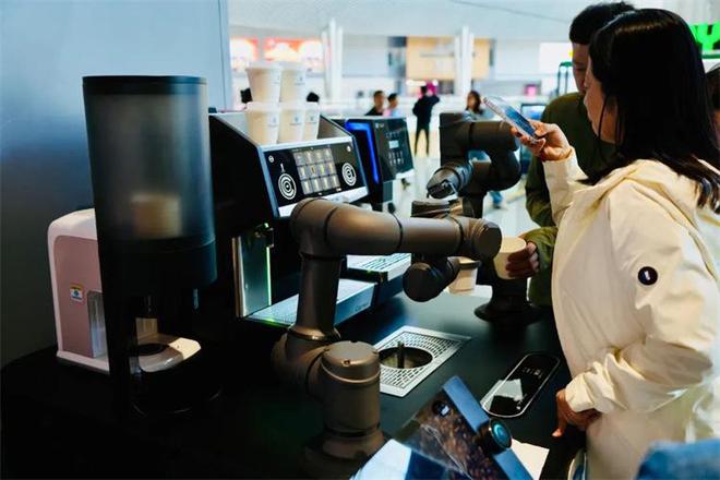 九游娱乐文化:在糖酒会现场机器人精准复刻川菜(图2)