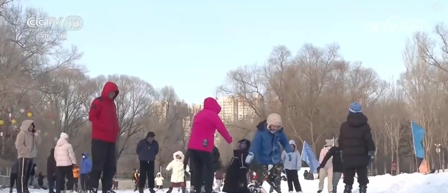 赏冰乐雪氛围好！亚冬会带动群众冰雪运动热情冰雪热更上一层楼(图2)