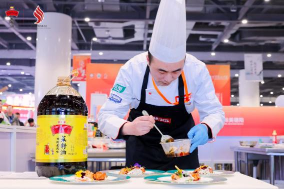 九游娱乐：外婆乡小榨菜籽油蝉联四届世界川菜大会指定食用油实力传承中国川菜正宗好味道！(图1)