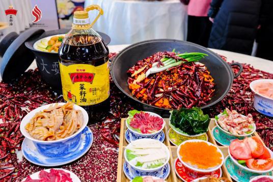 九游娱乐：外婆乡小榨菜籽油蝉联四届世界川菜大会指定食用油实力传承中国川菜正宗好味道！(图4)