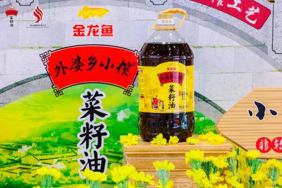 九游娱乐：外婆乡小榨菜籽油蝉联四届世界川菜大会指定食用油实力传承中国川菜正宗好味道！(图3)