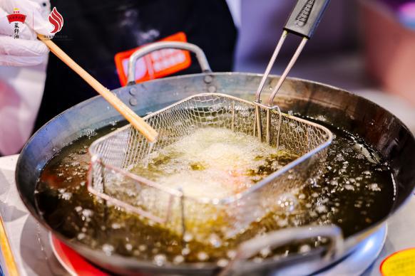 九游娱乐：外婆乡小榨菜籽油蝉联四届世界川菜大会指定食用油实力传承中国川菜正宗好味道！(图6)