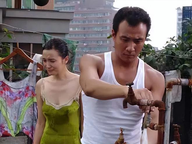 九游娱乐文化：宋佳：凭吊带女郎出圈与五婚导演同居5年42岁嫁小7岁导演(图4)