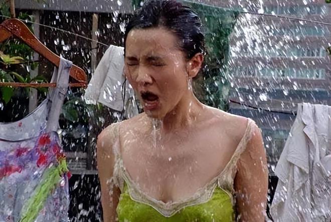 九游娱乐文化：宋佳：凭吊带女郎出圈与五婚导演同居5年42岁嫁小7岁导演(图7)