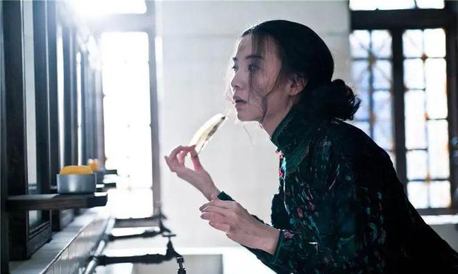 九游娱乐文化：宋佳：凭吊带女郎出圈与五婚导演同居5年42岁嫁小7岁导演(图11)