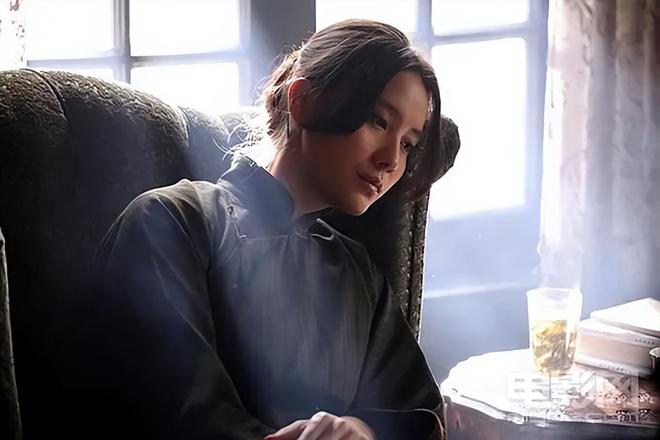 九游娱乐文化：宋佳：凭吊带女郎出圈与五婚导演同居5年42岁嫁小7岁导演(图9)