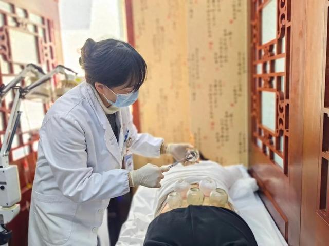 打工人福音！中医馆搬进了写字楼午休就能治腰痛(图1)