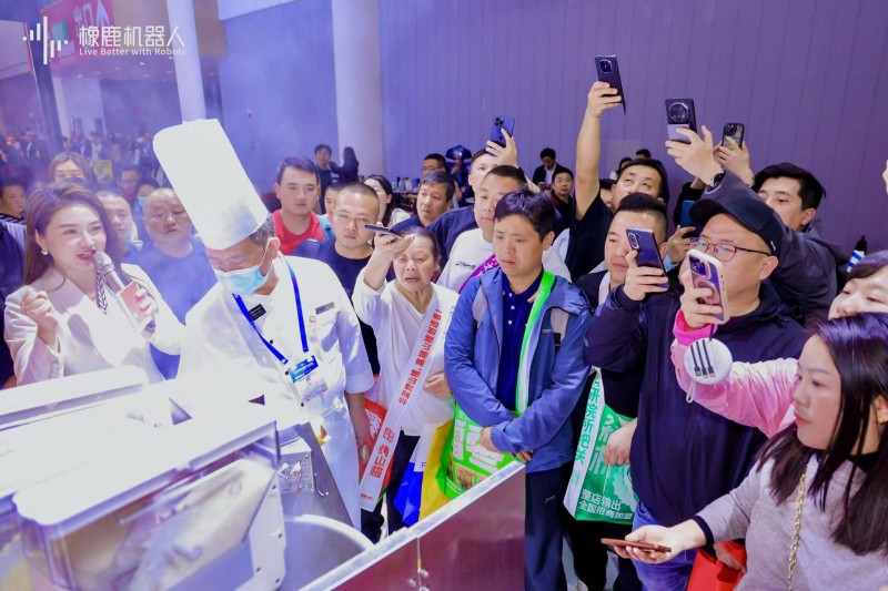 AI大厨复刻非遗川菜！炒菜机器人炫技成都糖酒会(图1)