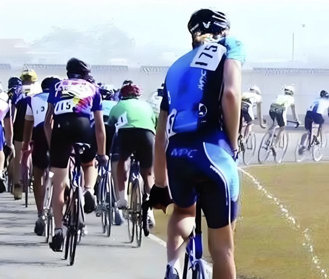 辣眼！贵州自行车赛选手途中掏出生殖器小便全过程8秒被直播？(图2)