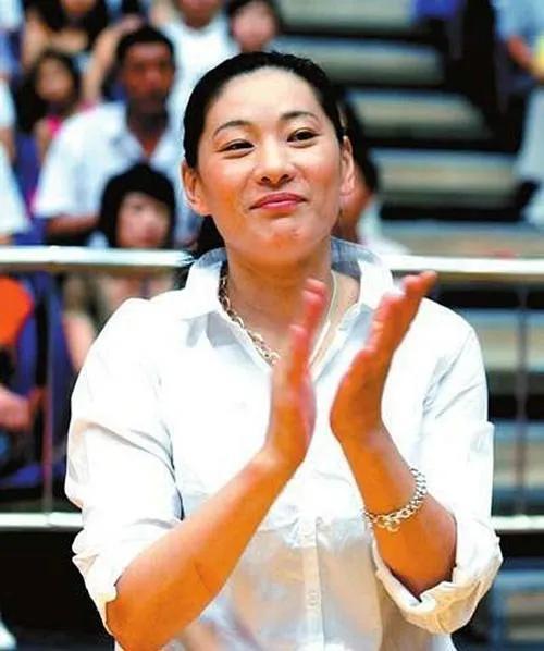 九游娱乐文化：一语成谶！女篮名帅曾对李昕说：傻丫头小心被巩晓彬那小子蒙了(图1)