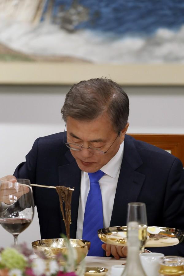 在金正恩治理下朝鲜人日常三餐都吃些啥？米饭、泡菜、大酱汤(图10)