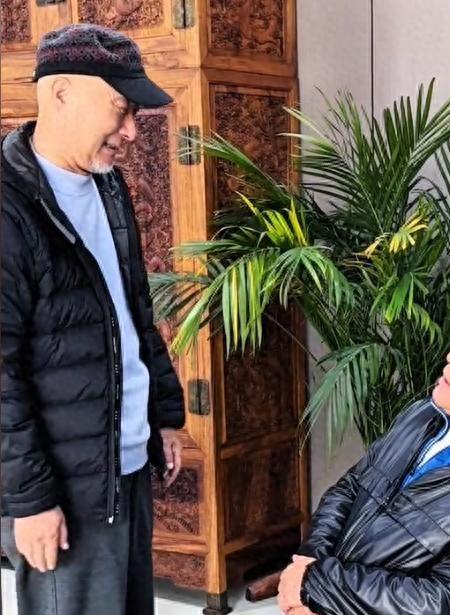 71岁朱时茂与儿子现身成都51岁王迅亲自招待嘴泛油光好满足(图1)