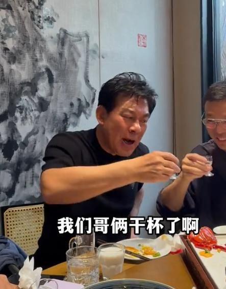 71岁朱时茂与儿子现身成都51岁王迅亲自招待嘴泛油光好满足(图5)