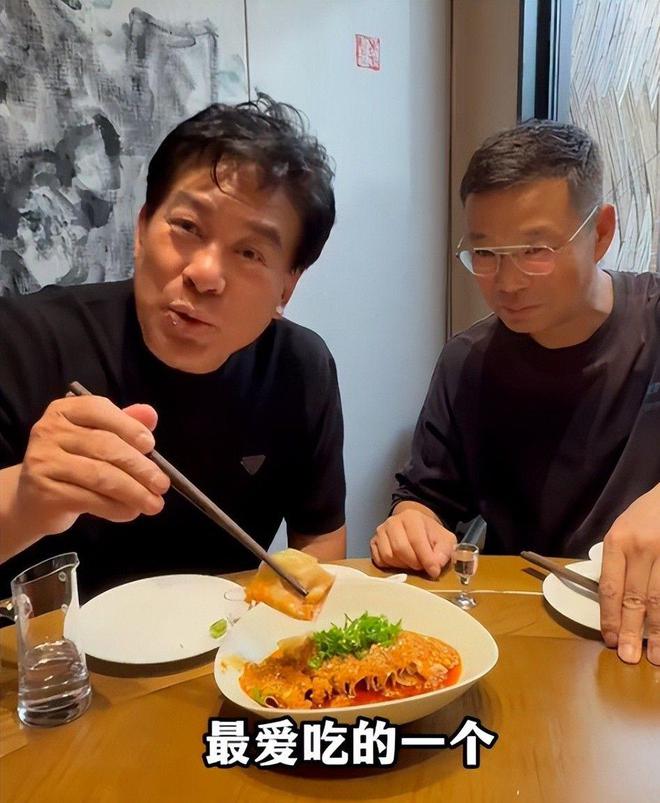 71岁朱时茂与儿子现身成都51岁王迅亲自招待嘴泛油光好满足(图7)