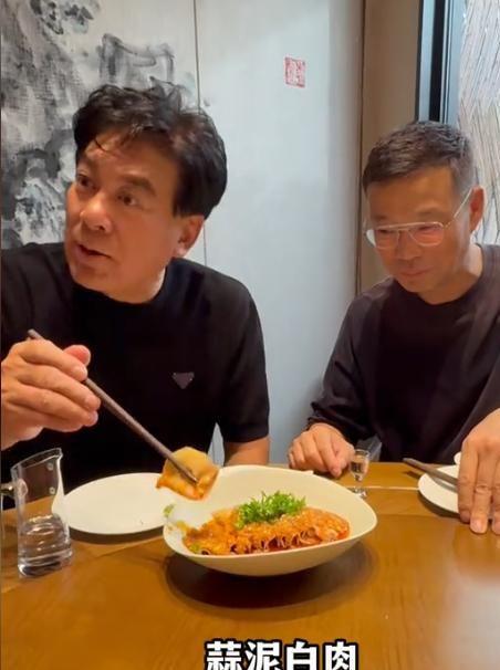 71岁朱时茂与儿子现身成都51岁王迅亲自招待嘴泛油光好满足(图6)