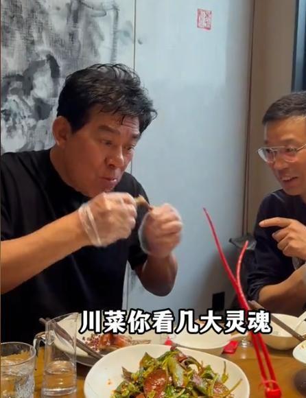 71岁朱时茂与儿子现身成都51岁王迅亲自招待嘴泛油光好满足(图10)