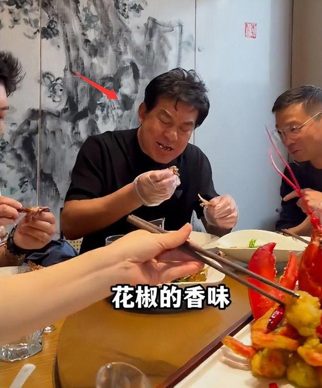 71岁朱时茂与儿子现身成都51岁王迅亲自招待嘴泛油光好满足(图9)