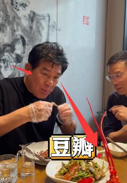 71岁朱时茂与儿子现身成都51岁王迅亲自招待嘴泛油光好满足(图13)