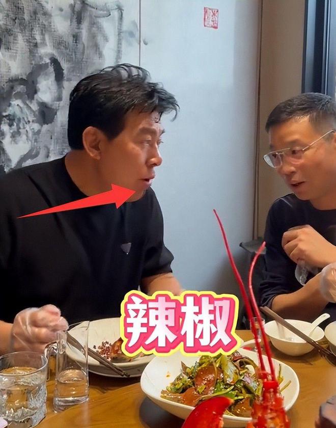 71岁朱时茂与儿子现身成都51岁王迅亲自招待嘴泛油光好满足(图14)