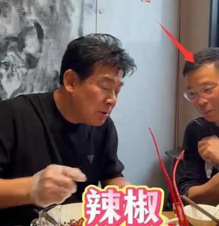 71岁朱时茂与儿子现身成都51岁王迅亲自招待嘴泛油光好满足(图12)