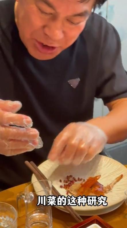 71岁朱时茂与儿子现身成都51岁王迅亲自招待嘴泛油光好满足(图16)