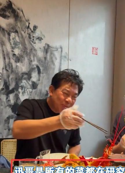 71岁朱时茂与儿子现身成都51岁王迅亲自招待嘴泛油光好满足(图18)