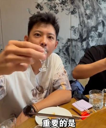 71岁朱时茂与儿子现身成都51岁王迅亲自招待嘴泛油光好满足(图19)