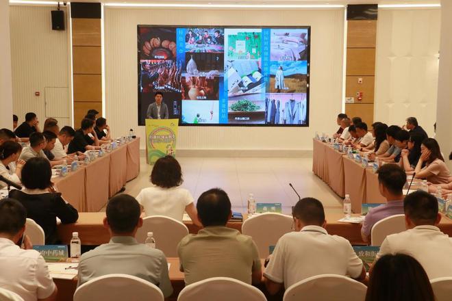 四川彭州这场特色食品供需对接会上市长当起“推荐官”(图1)