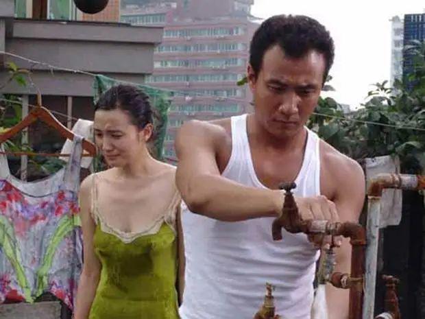 影后宋佳与小7岁导演步入婚姻揭秘与5婚导演同居生活。(图4)