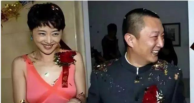 影后宋佳与小7岁导演步入婚姻揭秘与5婚导演同居生活。(图16)