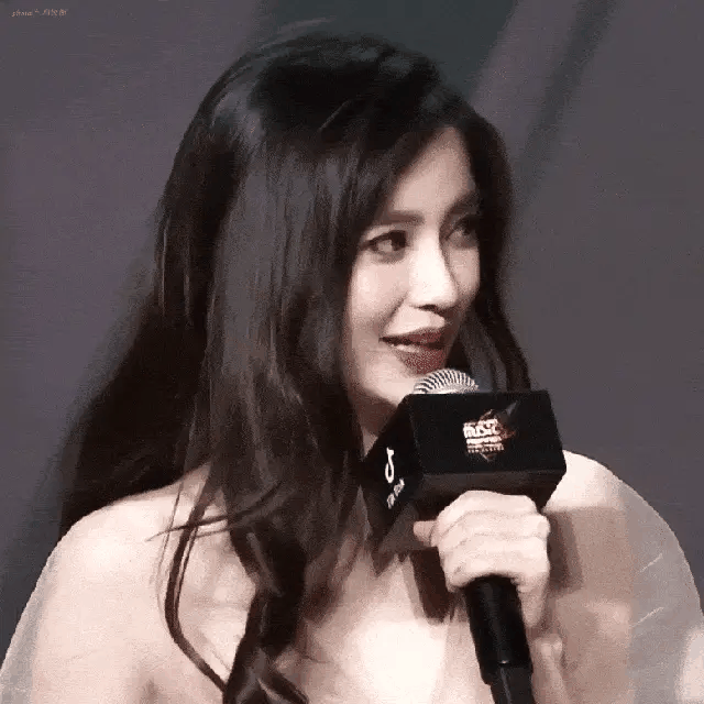 杨颖36岁依旧迷人：弯腰瞬间美翻网友直呼“美翻了”(图1)