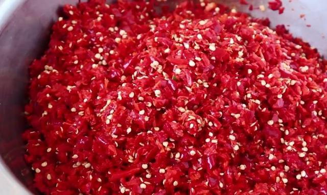 做豆瓣酱的季节到了20年秘制配方告诉你方法简单放2年不坏(图6)