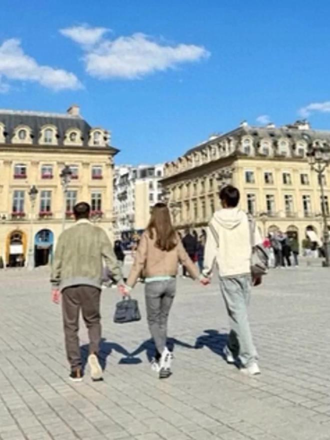 李嘉欣晒一家三口牵手合照14岁儿子许建彤长高到185背影好帅(图1)