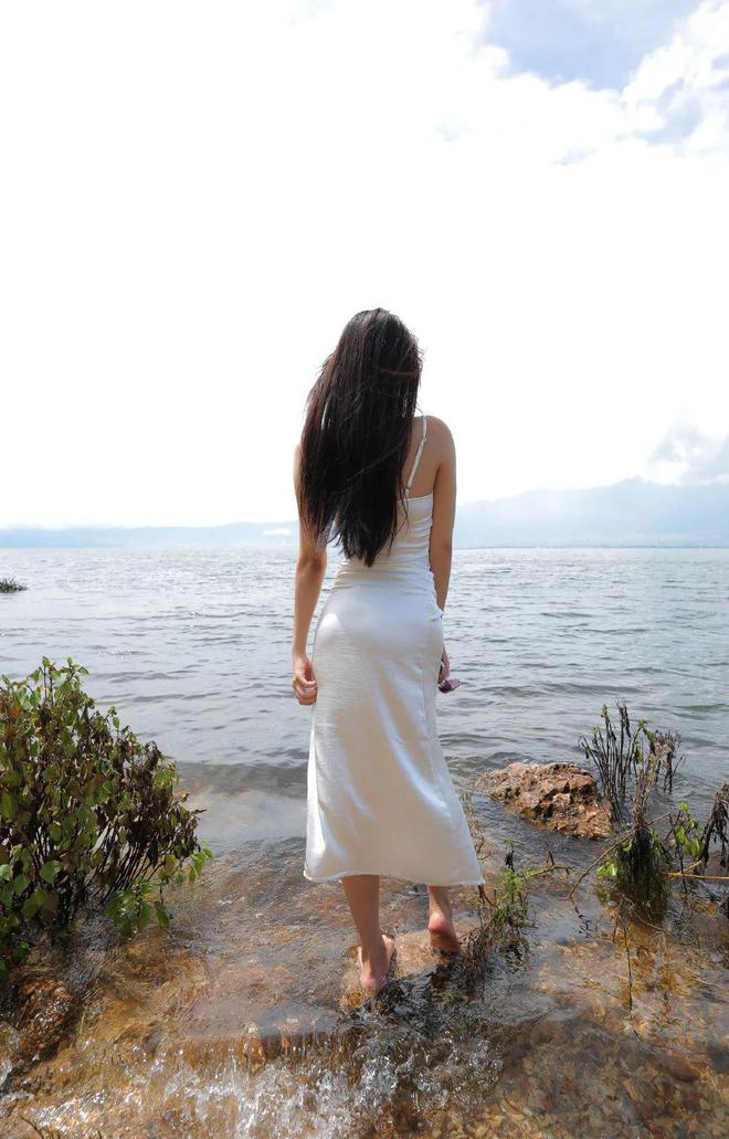 性感写真洱海恋曲：白裙女子与湖光的浪漫交织(图3)