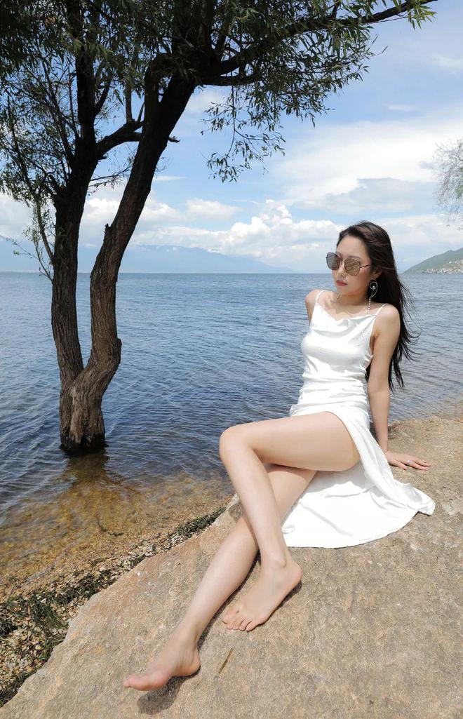 性感写真洱海恋曲：白裙女子与湖光的浪漫交织(图4)
