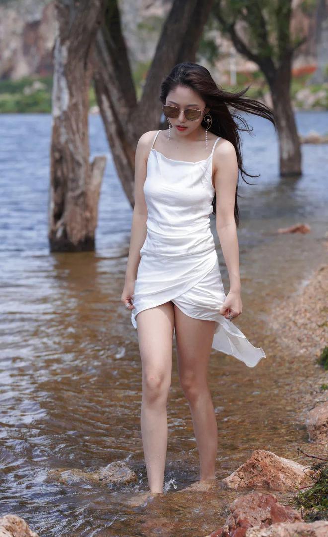 性感写真洱海恋曲：白裙女子与湖光的浪漫交织(图8)