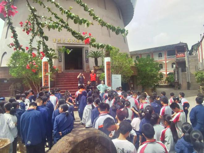 九游娱乐：重庆科学城金凤实验学校八年级研学之旅(图1)