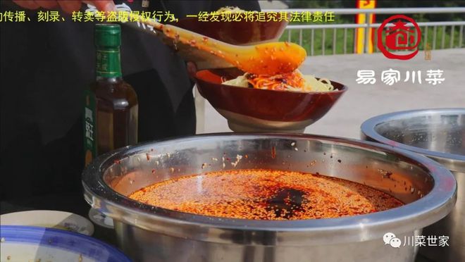 九游娱乐文化：《四川凉面》一种红油不够双油配合味道更好厨师懂得这两种油走遍天下难怪别人生意好！(图2)