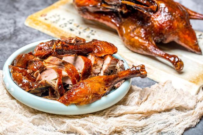 九游娱乐：五一乐山旅游必吃美食赵鸭子带来的三重味觉体验(图1)