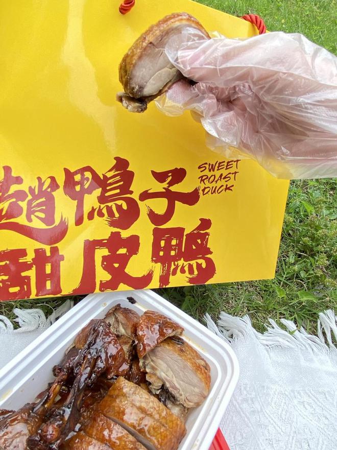 九游娱乐：五一乐山旅游必吃美食赵鸭子带来的三重味觉体验(图2)