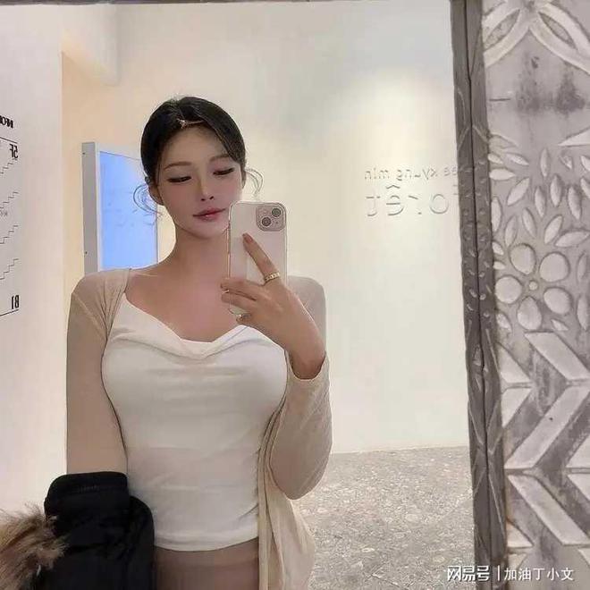 九游娱乐文化：其实美女在现实生活中是稀缺资源(图1)